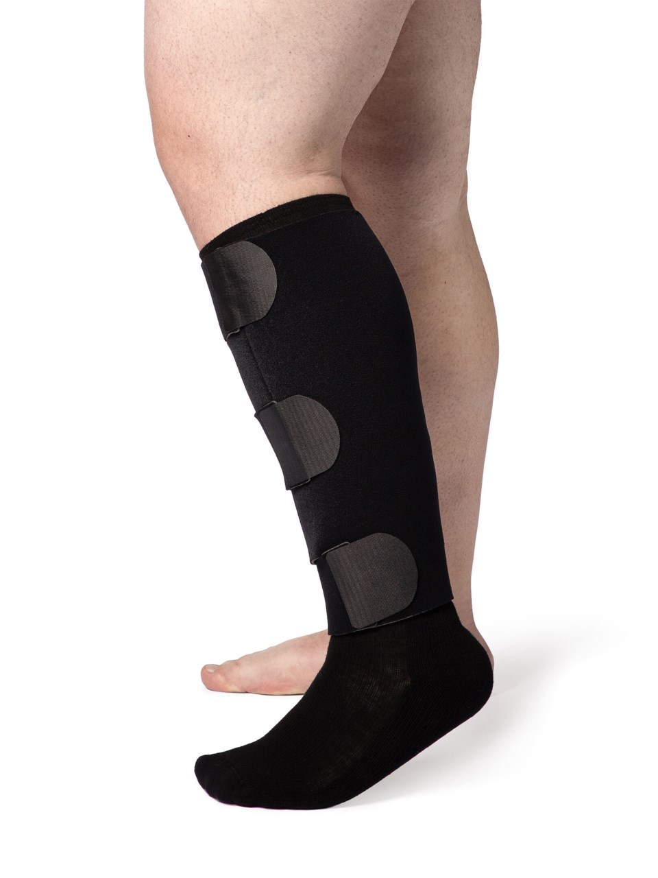 man wearing sigvaris compreflex contain inelastic wrap in the color black
